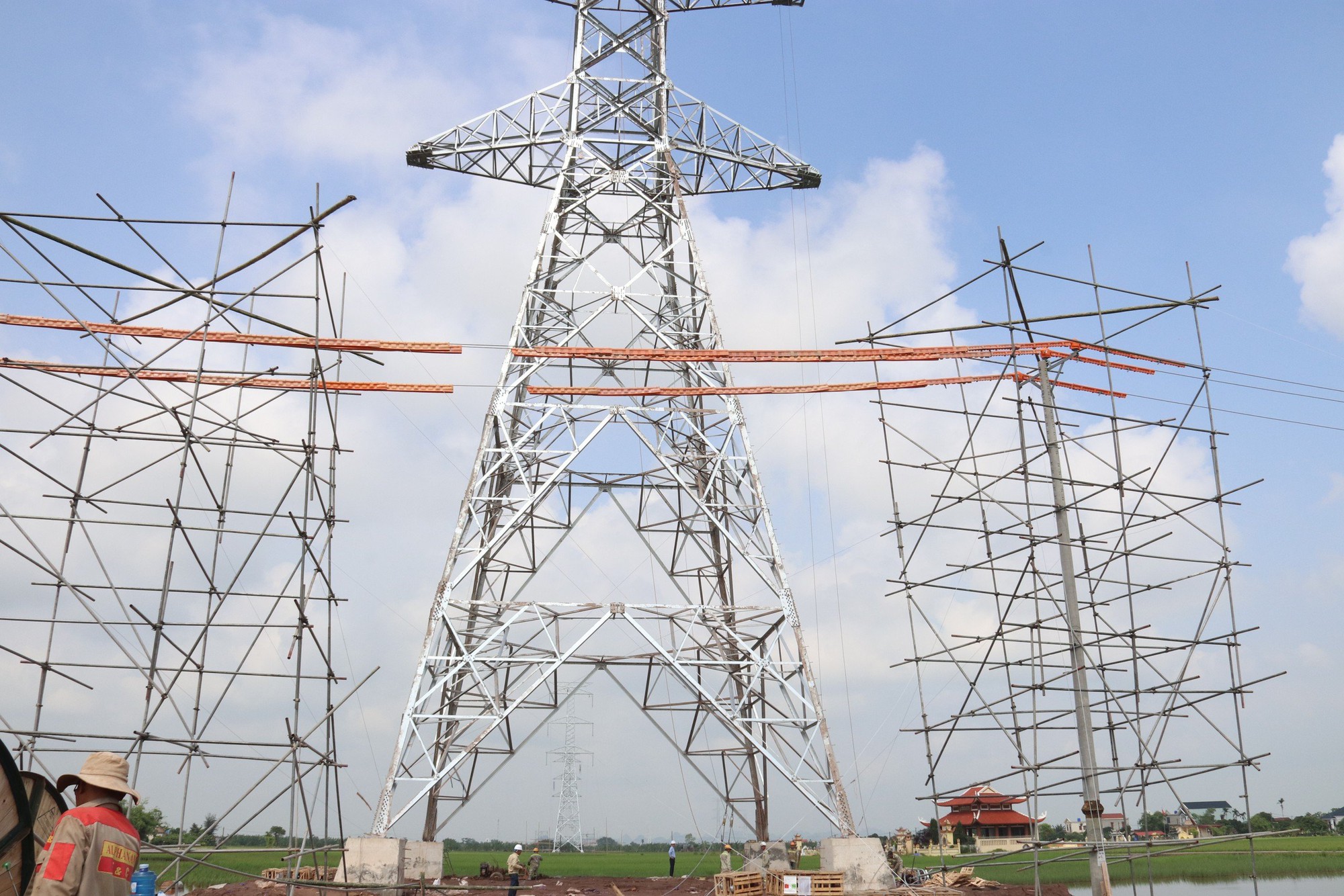 500kV Mạch 3:  Bút Ký Hành Trình Miệt Mài Của Người Công Nhân Điện Lực Miền Nam