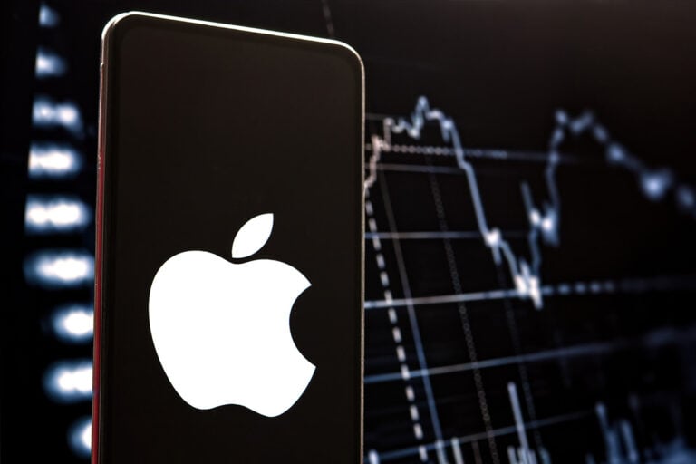 $900 Million Tariff Hit: Apple Stock Takes A Dive $900 Million Tariff Hit: Apple Stock Takes A Dive