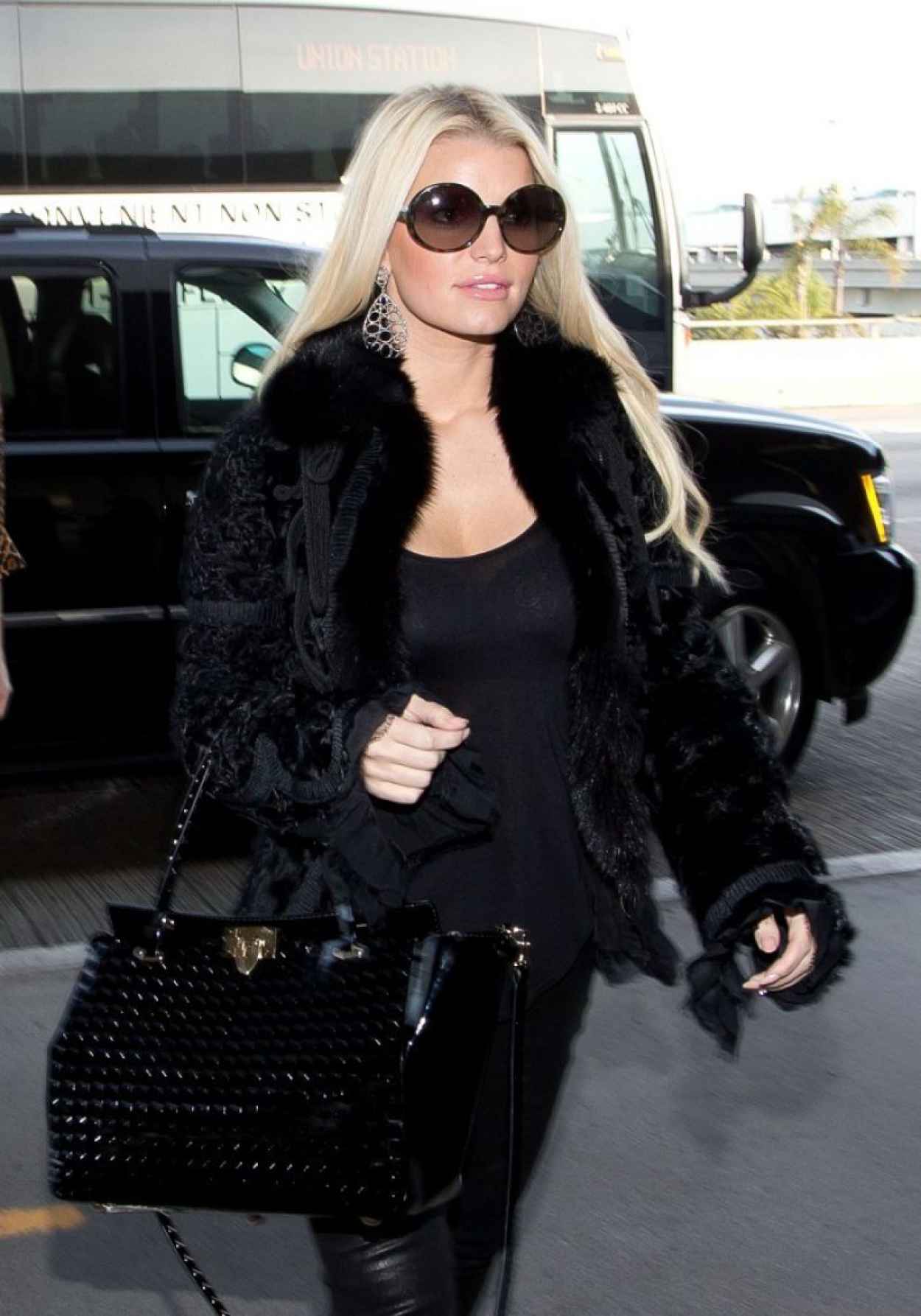 Airport Style: Jessica Simpson In Cheetah Print And Blue Fur Airport Style: Jessica Simpson In Cheetah Print And Blue Fur