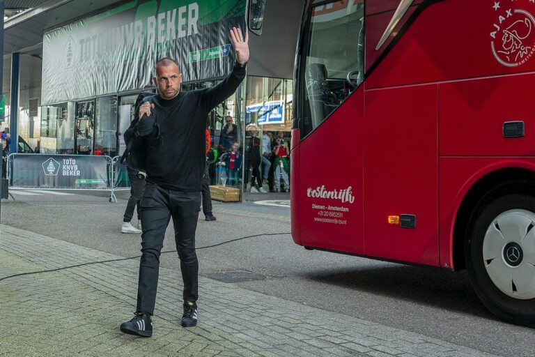 Ajax Zoekt Trainer: Heitinga In Pole Position? Ajax Zoekt Trainer: Heitinga In Pole Position?