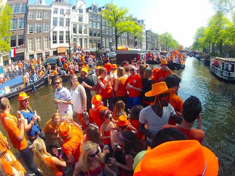 Amsterdam Cafe Unveils Kings Day Mural: A Tribute To Marjolein Faber's Ribbon Gate Amsterdam Cafe Unveils Kings Day Mural: A Tribute To Marjolein Faber's Ribbon Gate