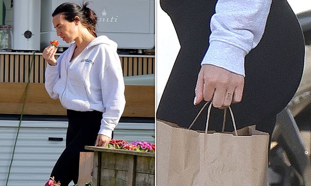 Annie Kilner Runs Errands Following Husband's Night Out With Mystery Women Annie Kilner Runs Errands Following Husband's Night Out With Mystery Women
