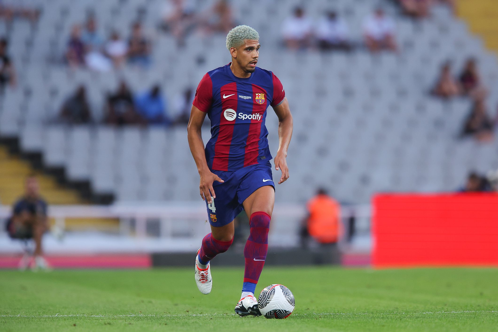 Araujo's Injury: Could Huijsen Be Barcelona's Solution? Araujo's Injury: Could Huijsen Be Barcelona's Solution?