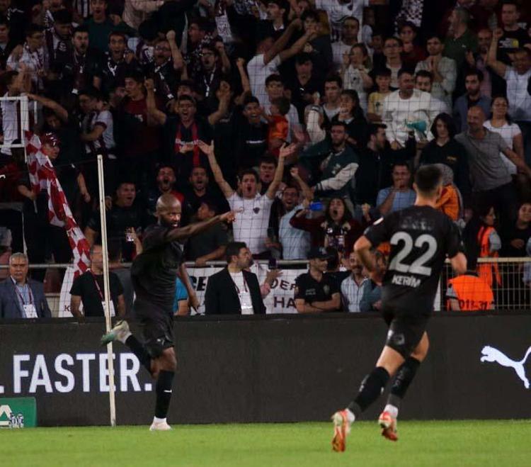 Atletico'nun Espanyol Maçındaki Takılmasının Ardındaki Hakem Kararı Atletico'nun Espanyol Maçındaki Takılmasının Ardındaki Hakem Kararı