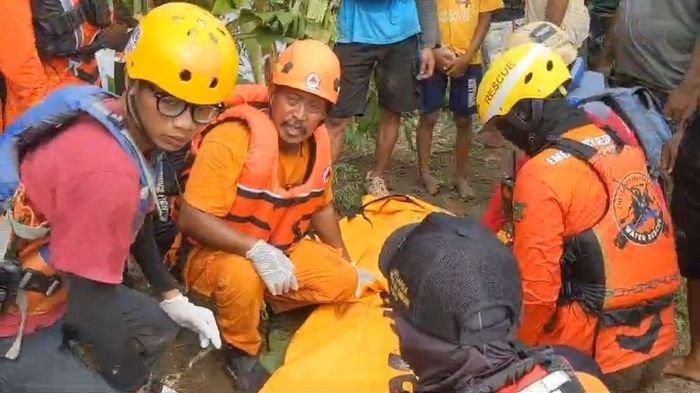 Balita Jadi Korban Tenggelam Di Batu Ampar Saat Hujan Lebat Balita Jadi Korban Tenggelam Di Batu Ampar Saat Hujan Lebat
