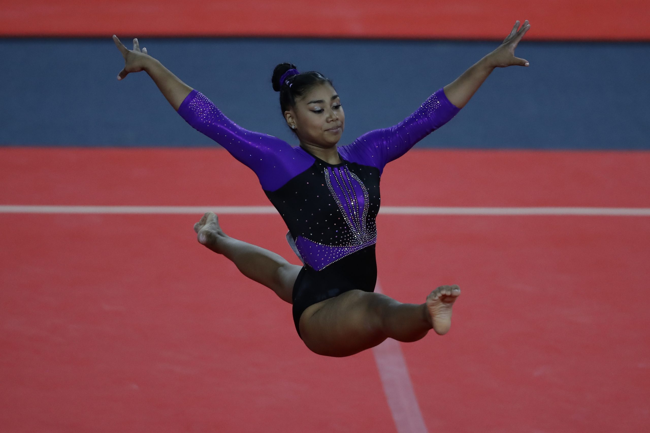 Biles Celebra El Salto De Una Joven Gimnasta: Un Homenaje Conmovedor Biles Celebra El Salto De Una Joven Gimnasta: Un Homenaje Conmovedor