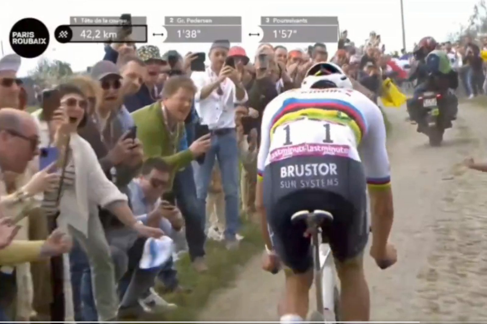 Bottle Thrown At Mathieu Van Der Poel During Paris-Roubaix: Investigation Launched