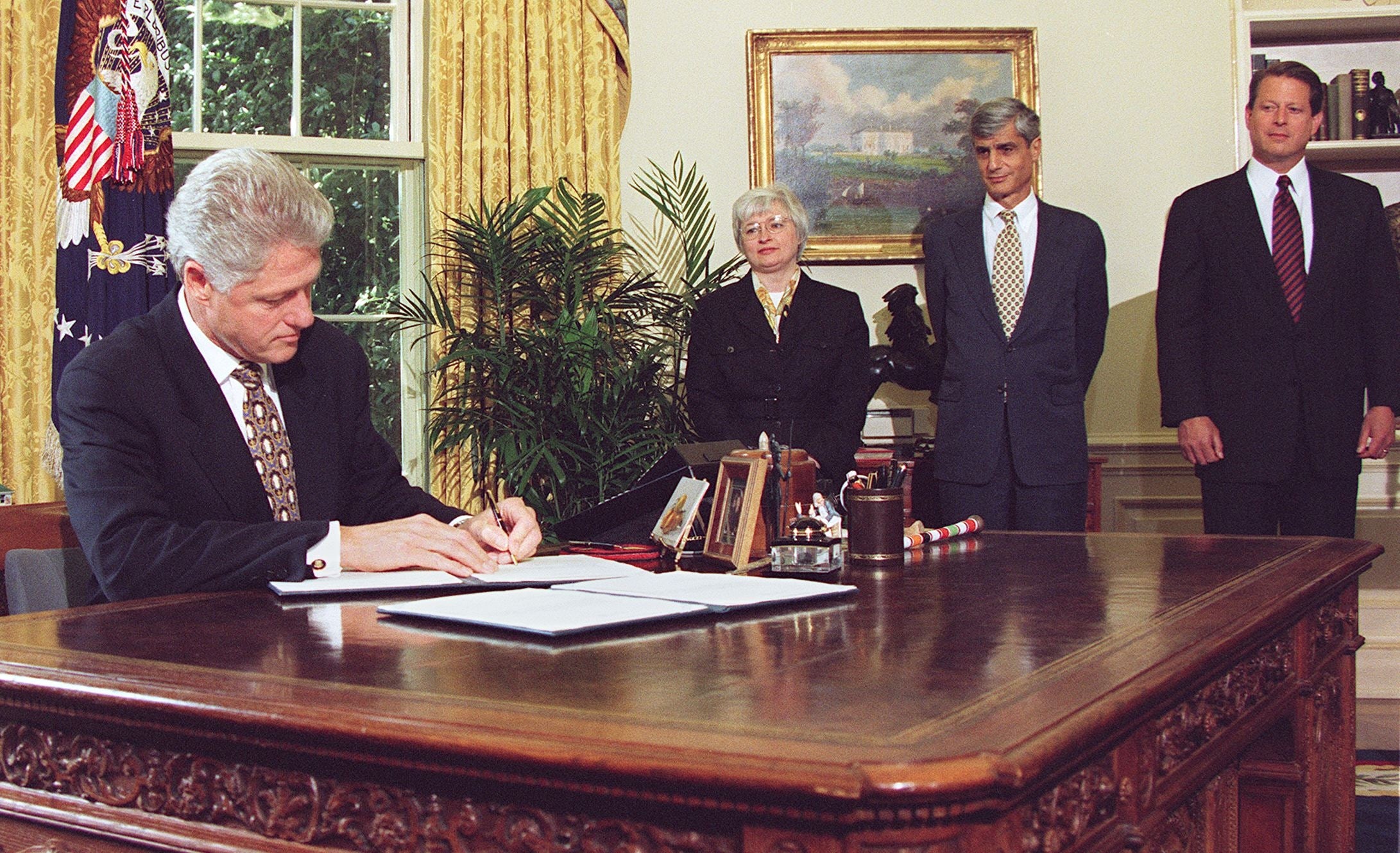 Budget Battles Of The 1990s: Clinton's Veto Strategy And Its Consequences Budget Battles Of The 1990s: Clinton's Veto Strategy And Its Consequences