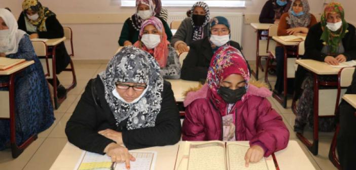 Çadırda Kuran Öğrenimi: Gazzeli Çocukların Azmi Çadırda Kuran Öğrenimi: Gazzeli Çocukların Azmi