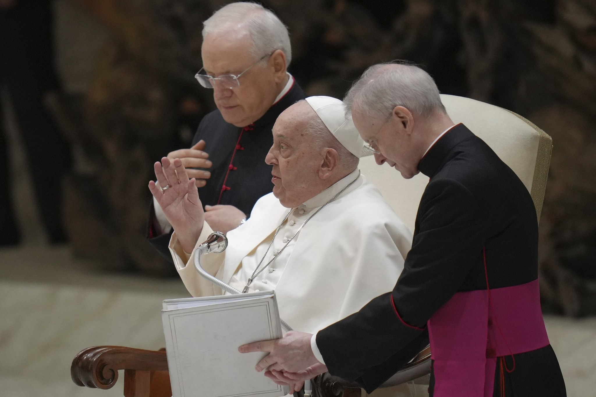 Cardinale Becciu: Papa Francesco Smentisce Le Voci Di Dimissioni Cardinale Becciu: Papa Francesco Smentisce Le Voci Di Dimissioni