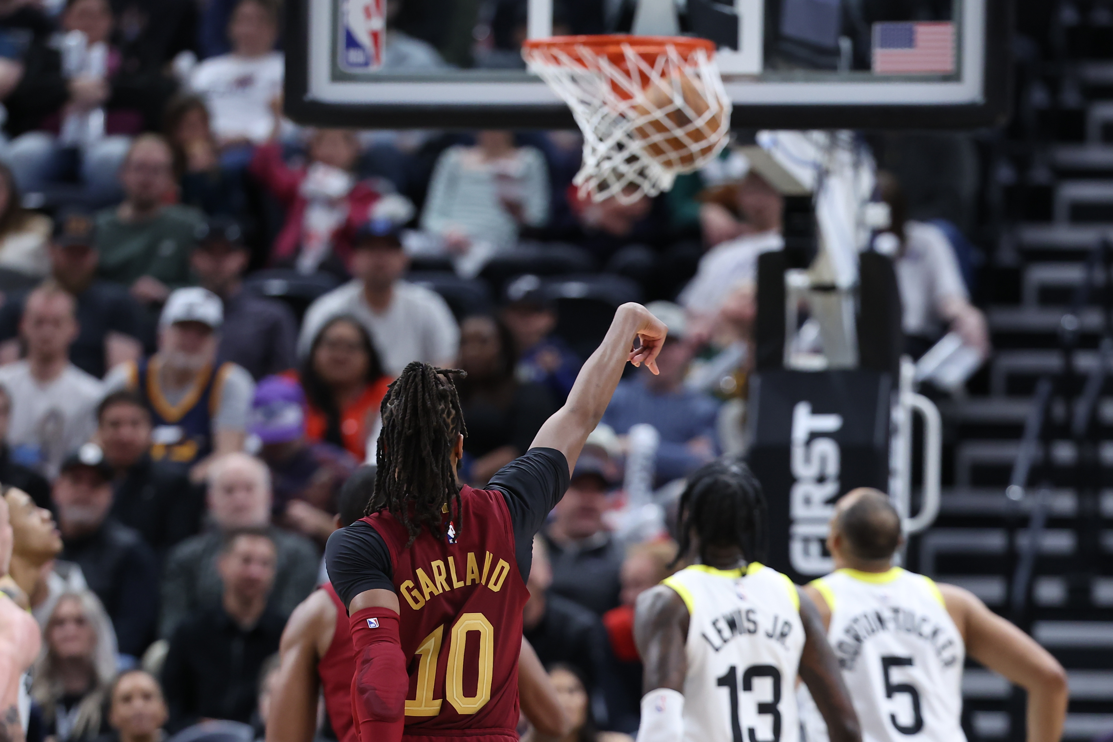 Cavs' 10th Straight Win: Hunter's 32 Points Power OT Victory Over Blazers