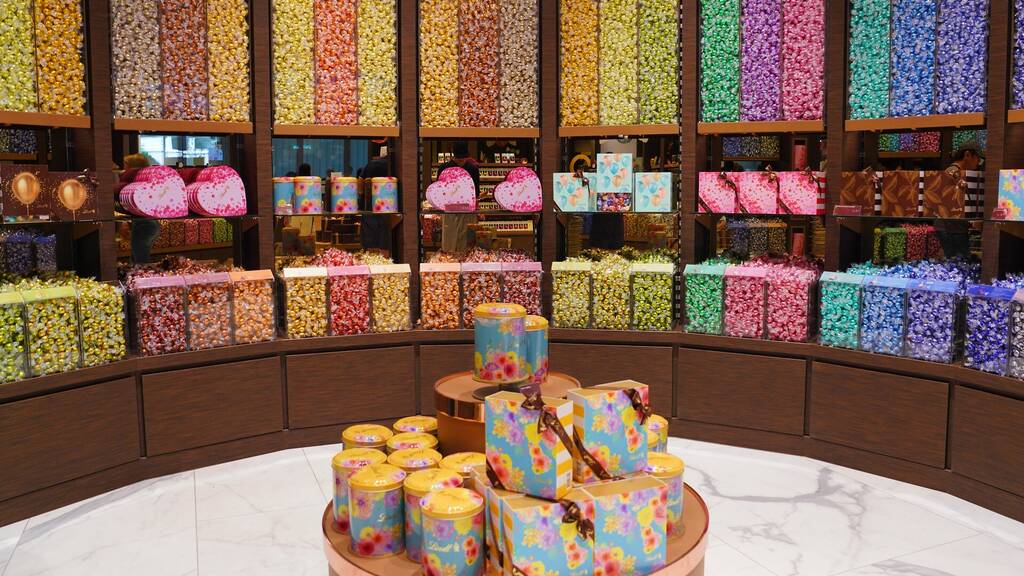 Central London Welcomes Lindt's Exquisite Chocolate Paradise Central London Welcomes Lindt's Exquisite Chocolate Paradise