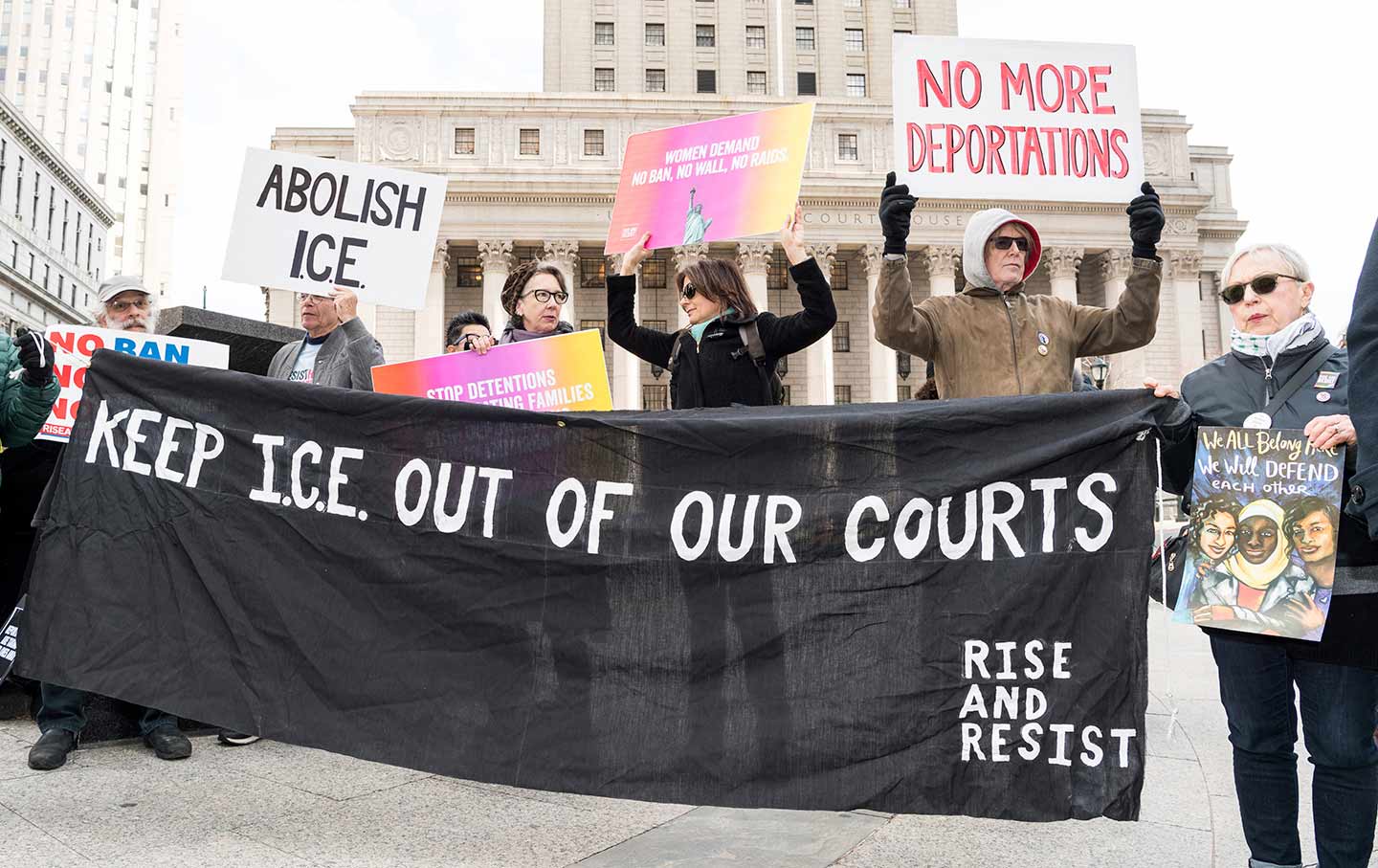 Chaos Erupts As Crowd Attempts To Intervene In ICE Arrest Chaos Erupts As Crowd Attempts To Intervene In ICE Arrest