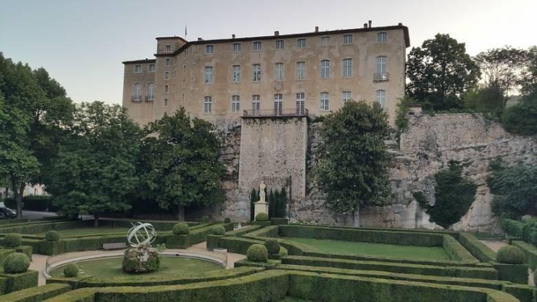 Chateau DIY: Your Guide To Stunning Castle-Inspired Crafts Chateau DIY: Your Guide To Stunning Castle-Inspired Crafts
