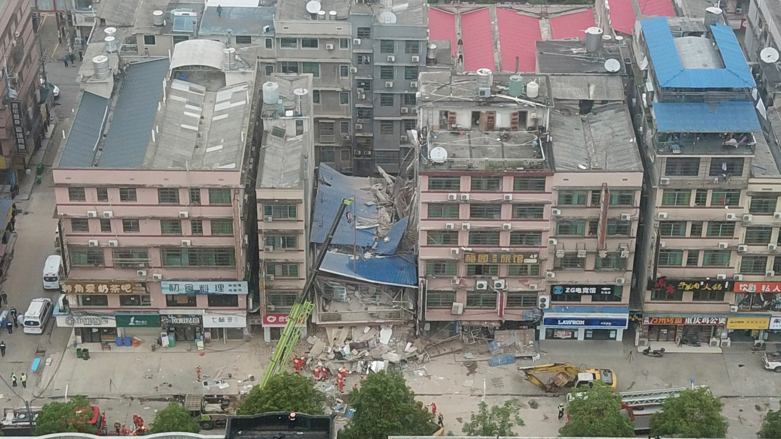 Chinese Tower's Partial Collapse Triggers Tourist Evacuation Chinese Tower's Partial Collapse Triggers Tourist Evacuation