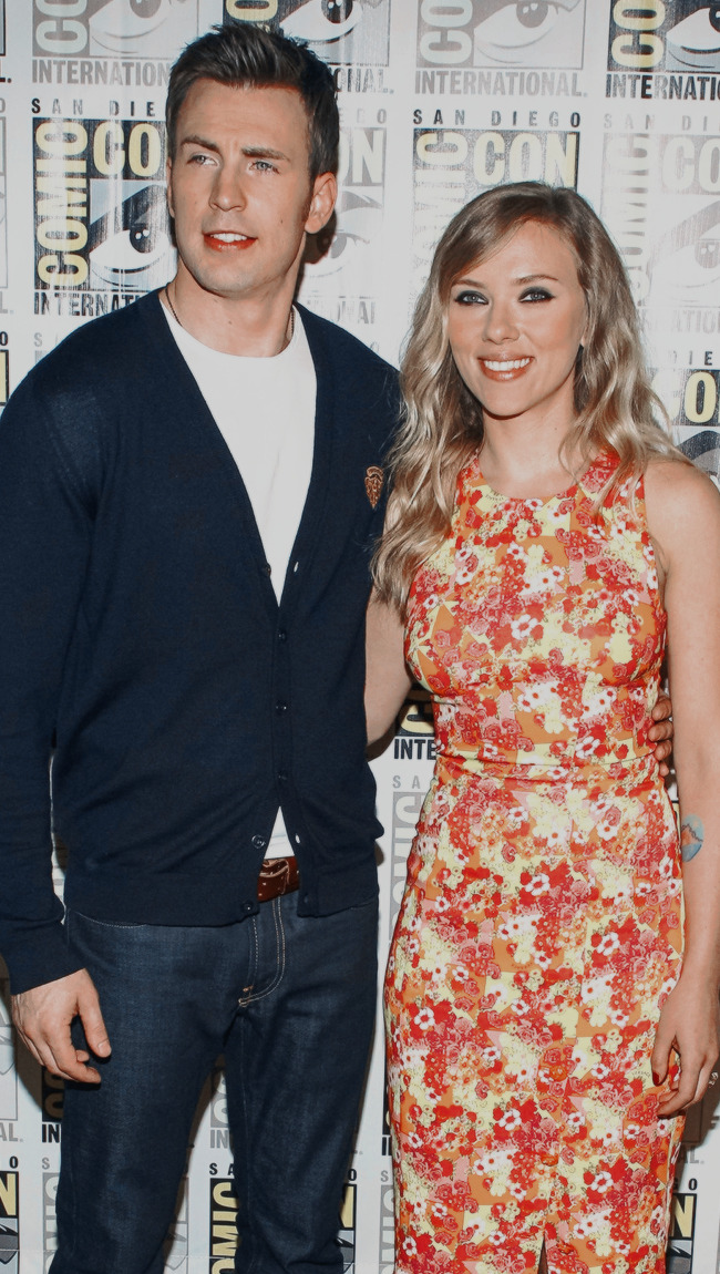 Chris Evans Gushes Over Scarlett Johansson's Talent And On-Set Chemistry Chris Evans Gushes Over Scarlett Johansson's Talent And On-Set Chemistry