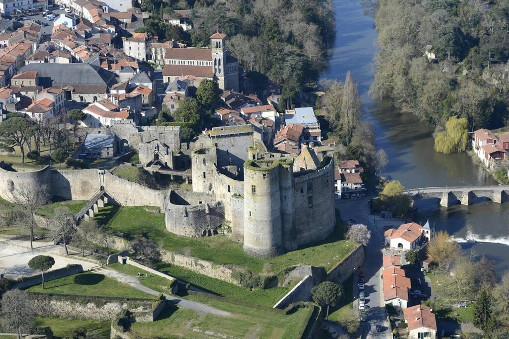 Clisson Et Moncoutant-sur-Sèvre : L'évolution D'une Entreprise Familiale Clisson Et Moncoutant-sur-Sèvre : L'évolution D'une Entreprise Familiale