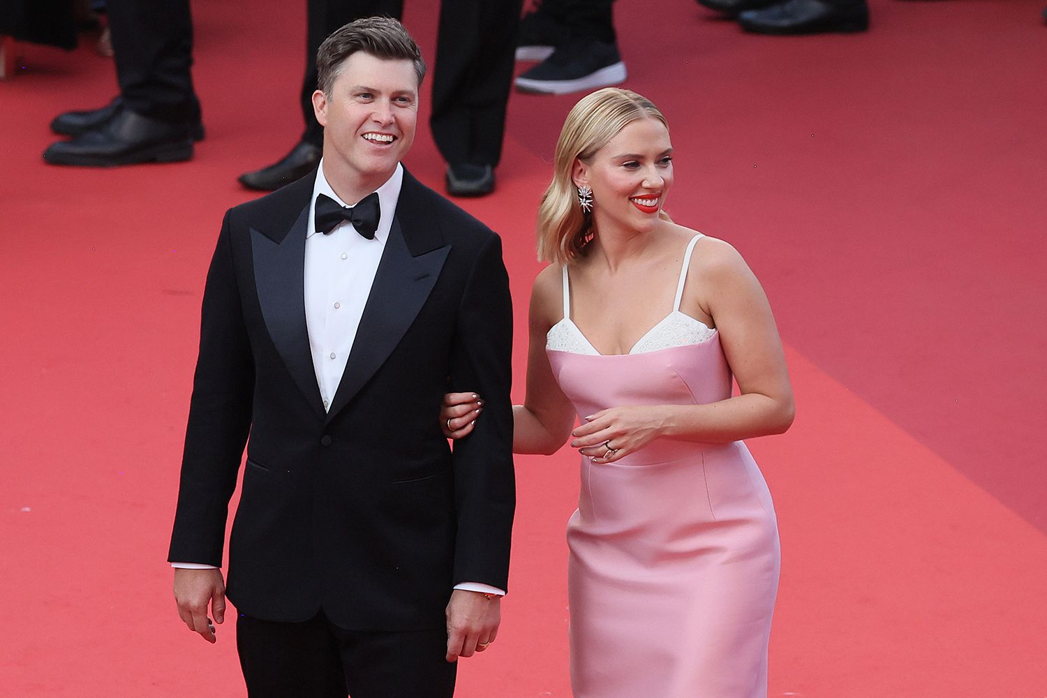 Colin Jost And Scarlett Johansson's Income Disparity: Examining The Pay Gap Colin Jost And Scarlett Johansson's Income Disparity: Examining The Pay Gap