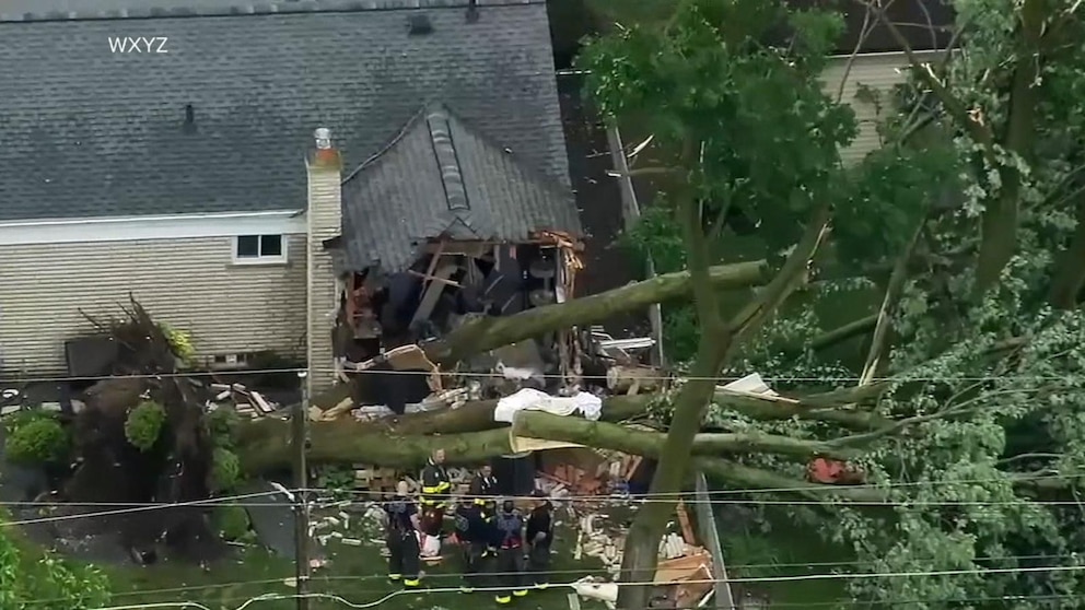 Deadly Tornadoes Leave 25 Dead Across Two States Deadly Tornadoes Leave 25 Dead Across Two States