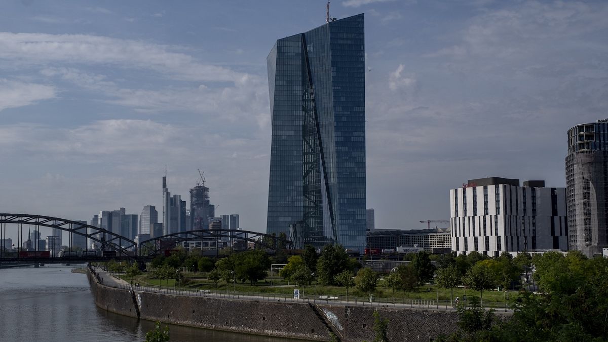 Delaying ECB Rate Cuts: Economists Issue Warning Delaying ECB Rate Cuts: Economists Issue Warning