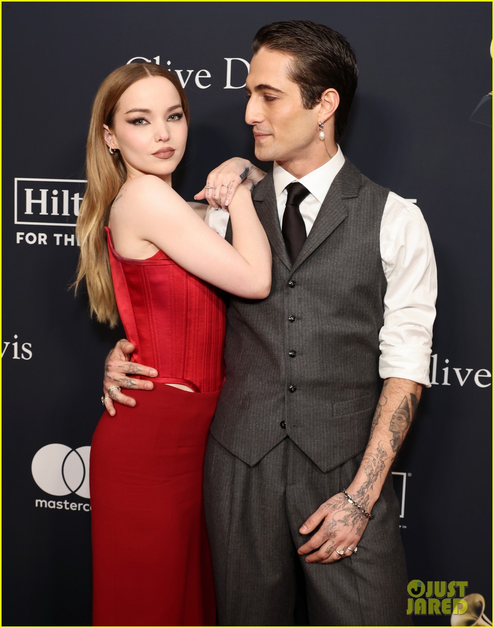 Dove Cameron & Damiano David's NYC Hand-Holding: New Tour News Sparks Romance Rumors Dove Cameron & Damiano David's NYC Hand-Holding: New Tour News Sparks Romance Rumors