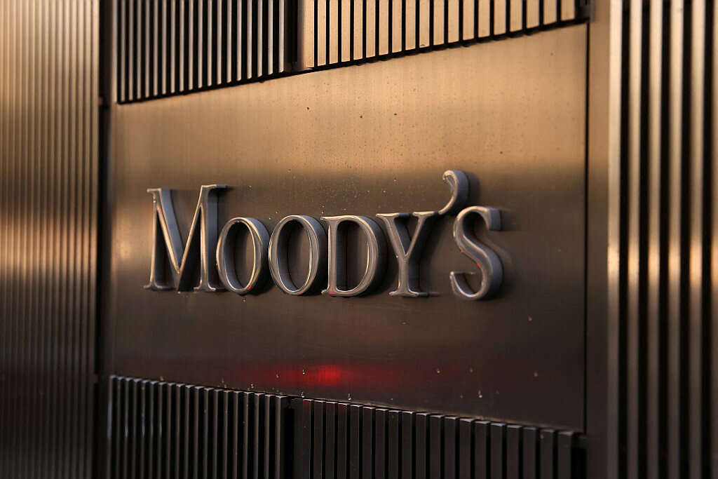 Dow Futures Fall: Moody's Downgrade Impacts Dollar And Markets Dow Futures Fall: Moody's Downgrade Impacts Dollar And Markets