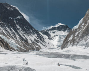 Everest Speed Climb Attempt Using Anesthetic Gas: Critics Raise Safety Concerns Everest Speed Climb Attempt Using Anesthetic Gas: Critics Raise Safety Concerns