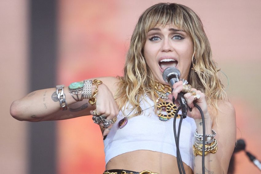 Evolusi Gaya Busana Miley Cyrus: Dari Disney Hingga Kini Evolusi Gaya Busana Miley Cyrus: Dari Disney Hingga Kini