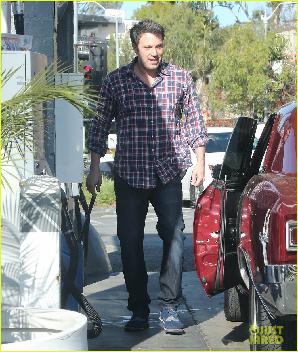 Filming Begins: Ben Affleck And Gillian Anderson In Intense Shootout Scene Filming Begins: Ben Affleck And Gillian Anderson In Intense Shootout Scene