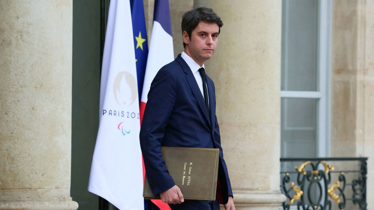French Ex-PM Speaks Out Against Macron's Leadership French Ex-PM Speaks Out Against Macron's Leadership