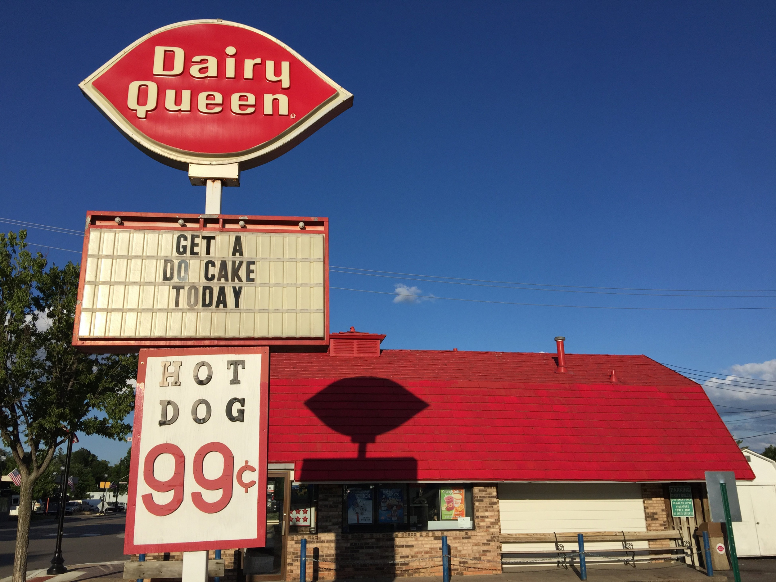 George Strait Stops At Dairy Queen, Poses For Photo With Employee George Strait Stops At Dairy Queen, Poses For Photo With Employee