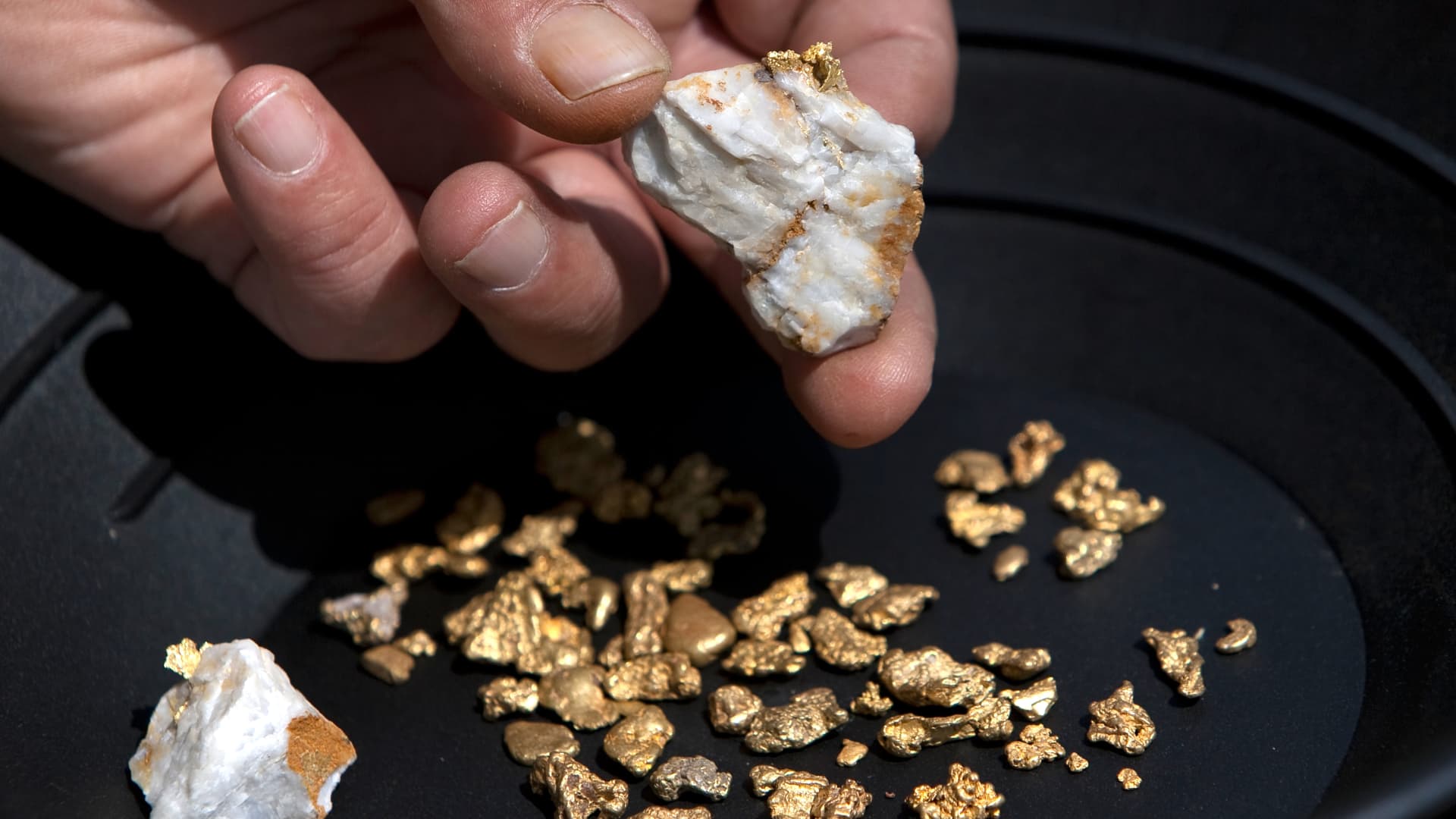 Gold Plunges Amidst Trader Profit-Booking On US-China Trade Optimism Gold Plunges Amidst Trader Profit-Booking On US-China Trade Optimism