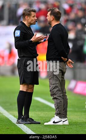 Gouweleeuw's Nieuwe Trainer Bij FC Augsburg: Wat Betekent Dit? Gouweleeuw's Nieuwe Trainer Bij FC Augsburg: Wat Betekent Dit?
