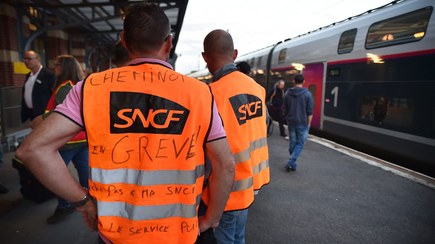Grève SNCF:  Réactions Politiques Face Aux Revendications Des Cheminots