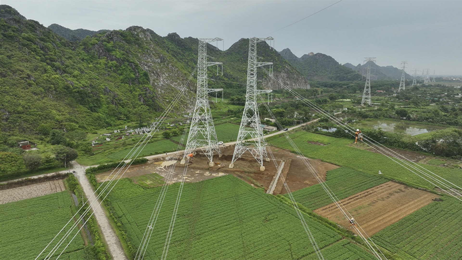 Hành Trình Của Công Nhân Điện Lực Miền Nam Tại Dự Án 500kV Mạch 3: Những Thách Thức Và Thành Công