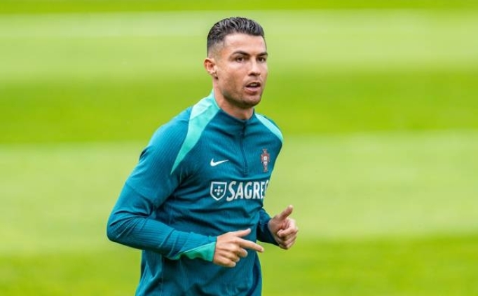 Hasselbaink, Ronaldo'nun Emekli Olmasını İstiyor: 2026 Dünya Kupası Tartışması Hasselbaink, Ronaldo'nun Emekli Olmasını İstiyor: 2026 Dünya Kupası Tartışması