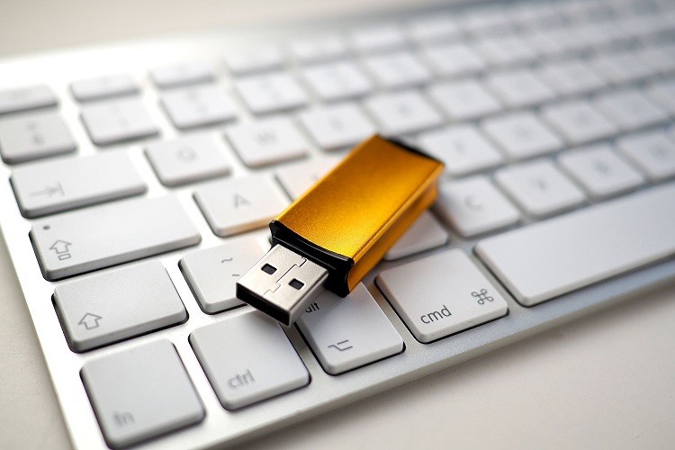 Hiểu Rõ Chức Năng Hai Lỗ Vuông Trên Đầu Kết Nối USB Hiểu Rõ Chức Năng Hai Lỗ Vuông Trên Đầu Kết Nối USB