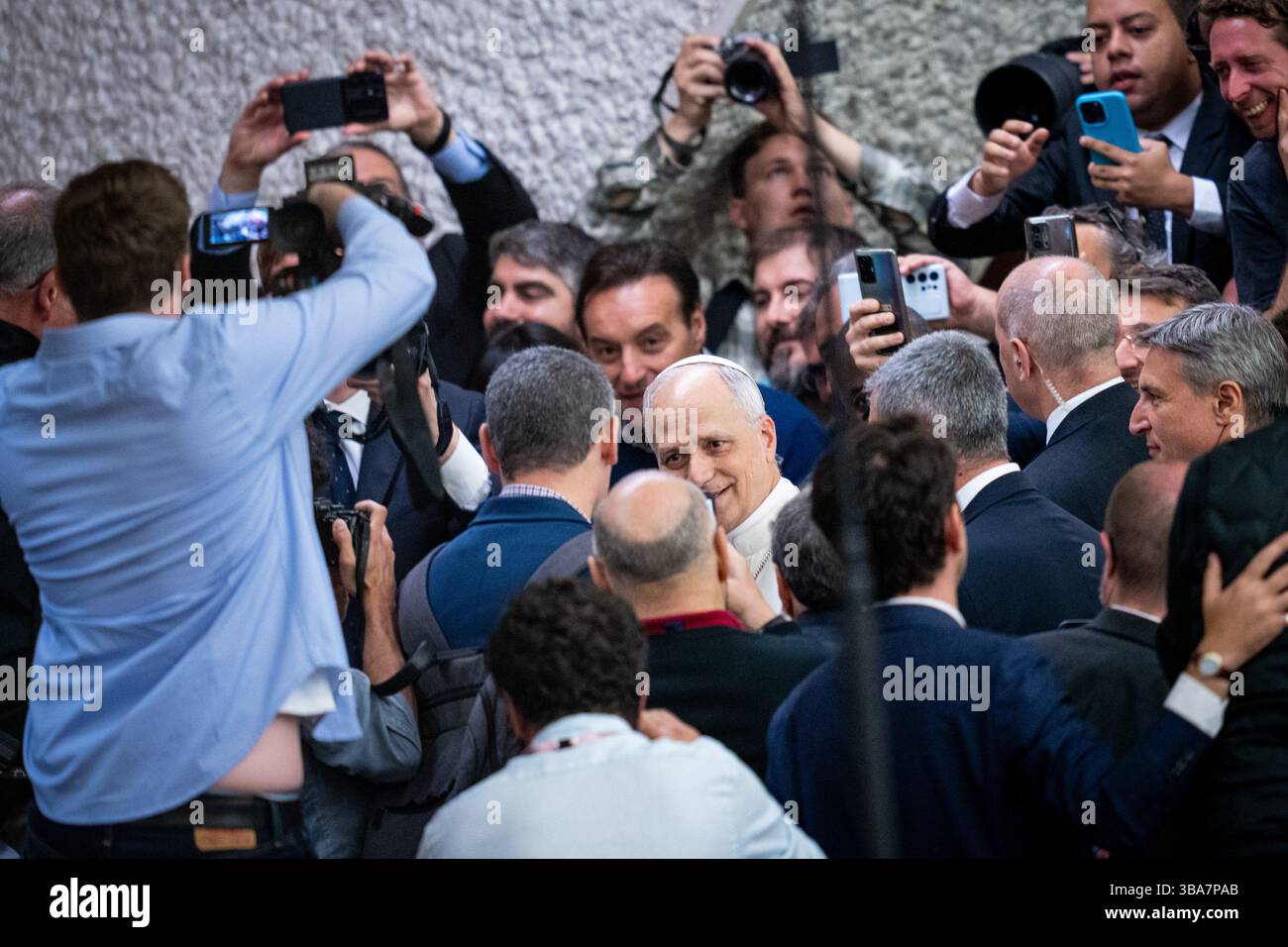 Historic Meeting: Pope Leo XIV Greets Giro D'Italia Peloton Historic Meeting: Pope Leo XIV Greets Giro D'Italia Peloton