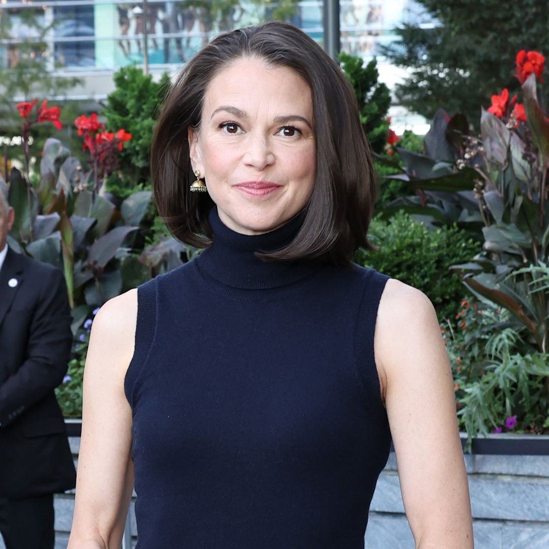 Hugh Jackman And Sutton Foster: Is Their Romance Cooling? Hugh Jackman And Sutton Foster: Is Their Romance Cooling?