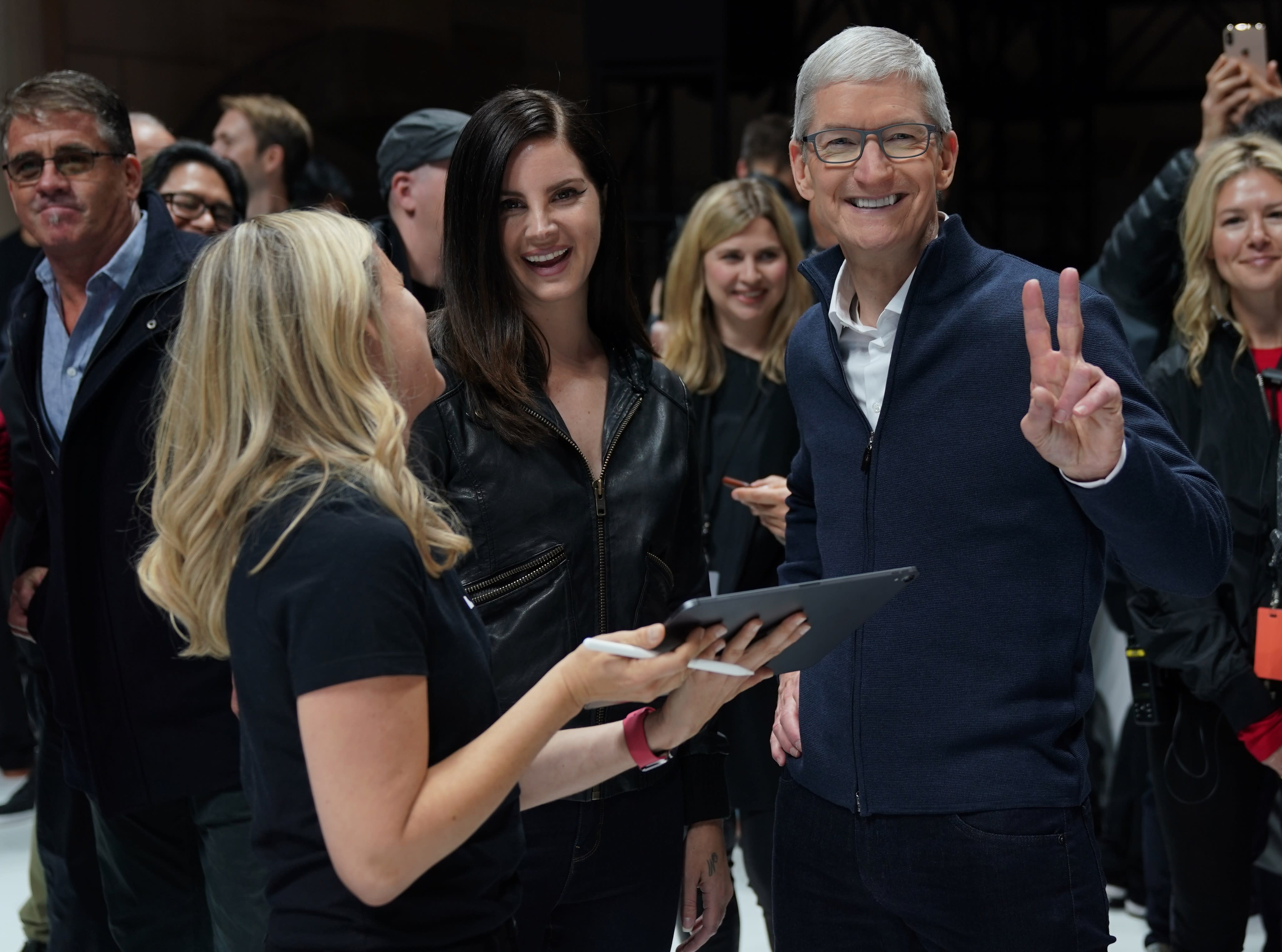 Is This Apple CEO Tim Cook's Worst Year Yet? Is This Apple CEO Tim Cook's Worst Year Yet?