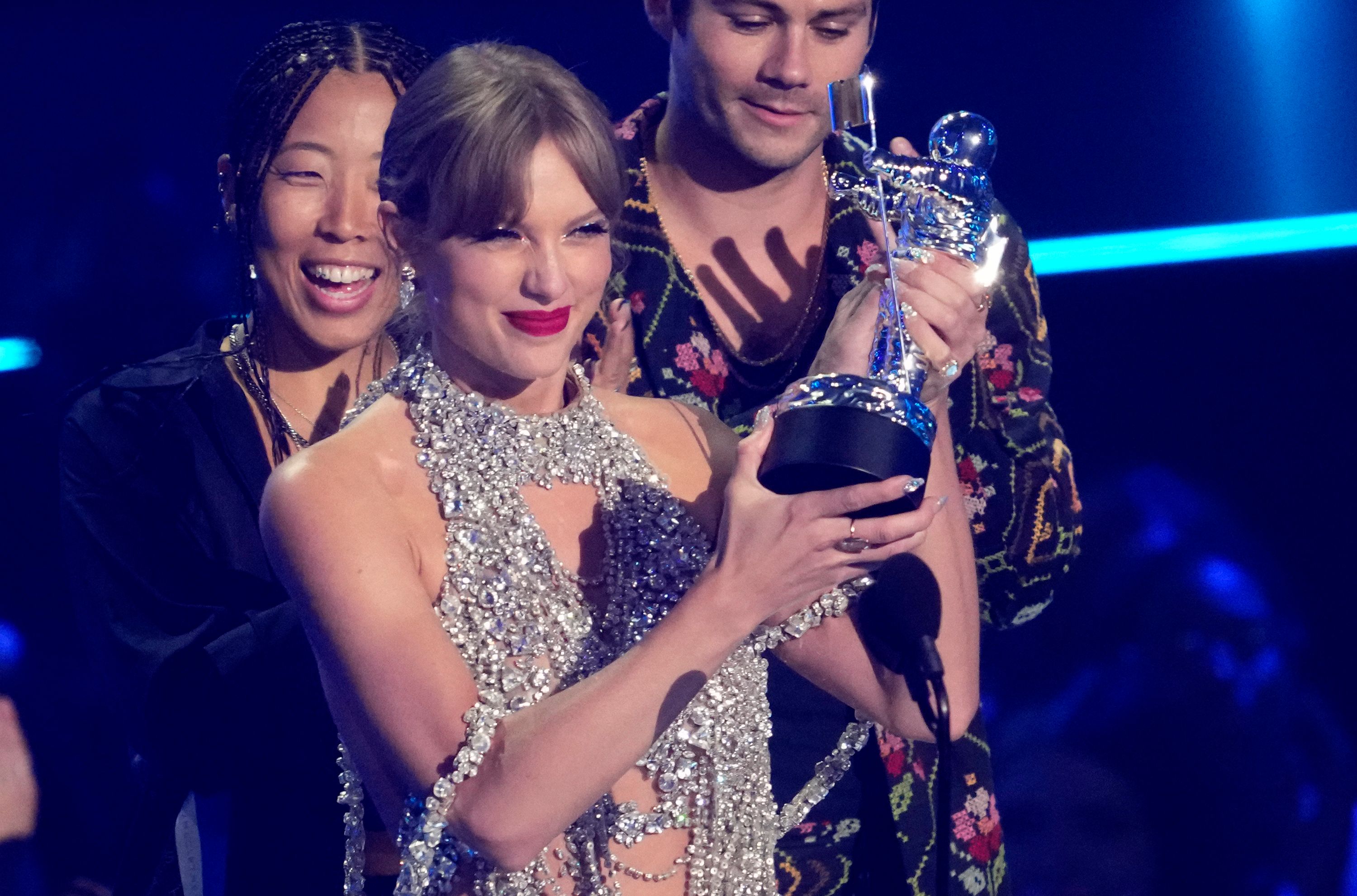J.Lo To Host American Music Awards: May Date Announced J.Lo To Host American Music Awards: May Date Announced