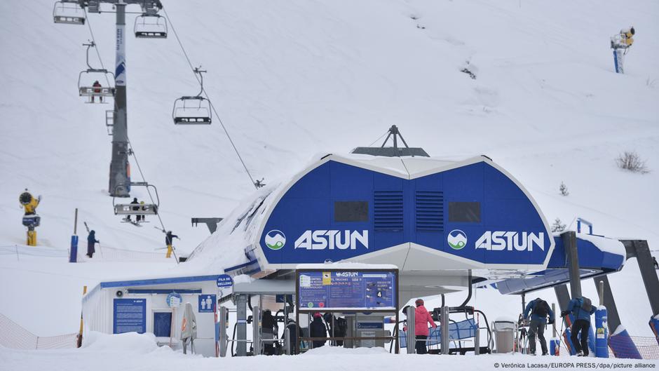 Jail Time Possible For Parisian After Ski Lift Snowball Incident Jail Time Possible For Parisian After Ski Lift Snowball Incident