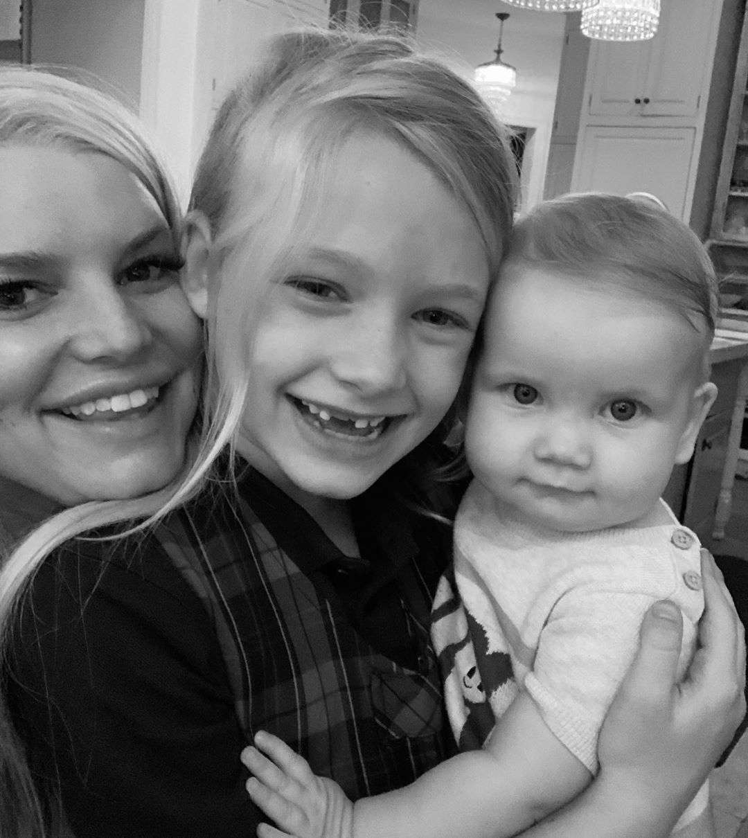 Jessica Simpson And 6-Year-Old Birdie Twin In Matching Yellow Swimsuits Jessica Simpson And 6-Year-Old Birdie Twin In Matching Yellow Swimsuits