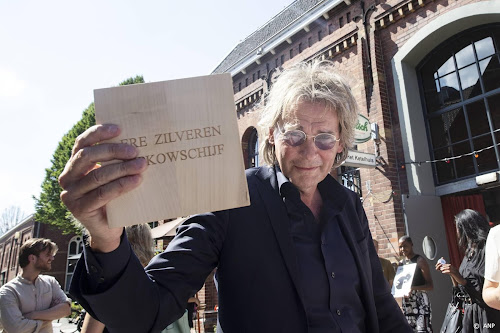 Jiskefet's Ere Zilveren Nipkowschijf: Een Verdiende Onderscheiding Jiskefet's Ere Zilveren Nipkowschijf: Een Verdiende Onderscheiding