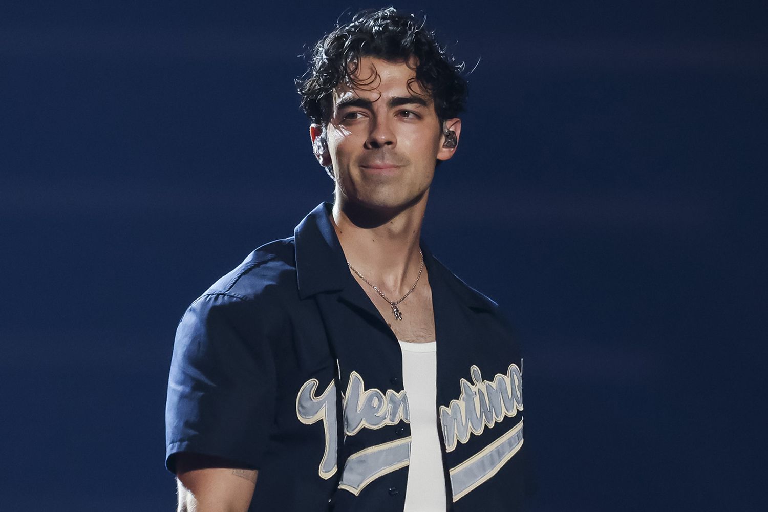 Joe Jonas: How He Handled A Couple's Argument About Him Joe Jonas: How He Handled A Couple's Argument About Him
