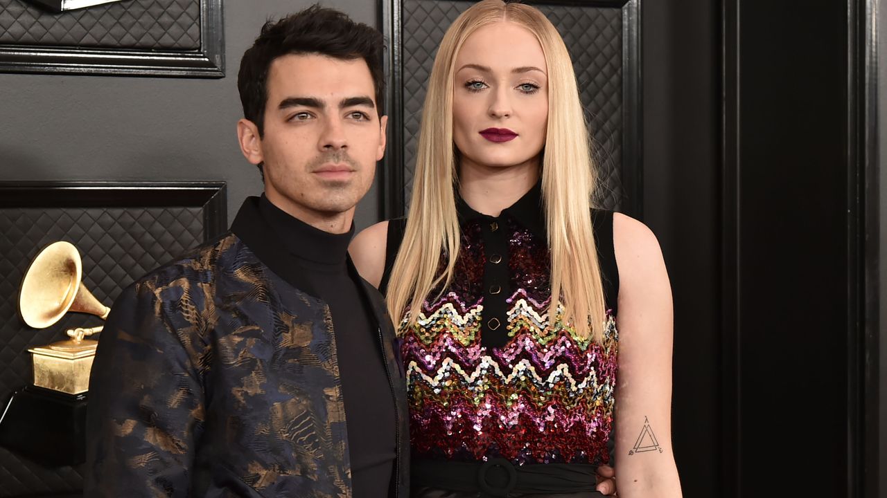 Joe Jonas's Mature Response To A Fan Couple's Argument Joe Jonas's Mature Response To A Fan Couple's Argument