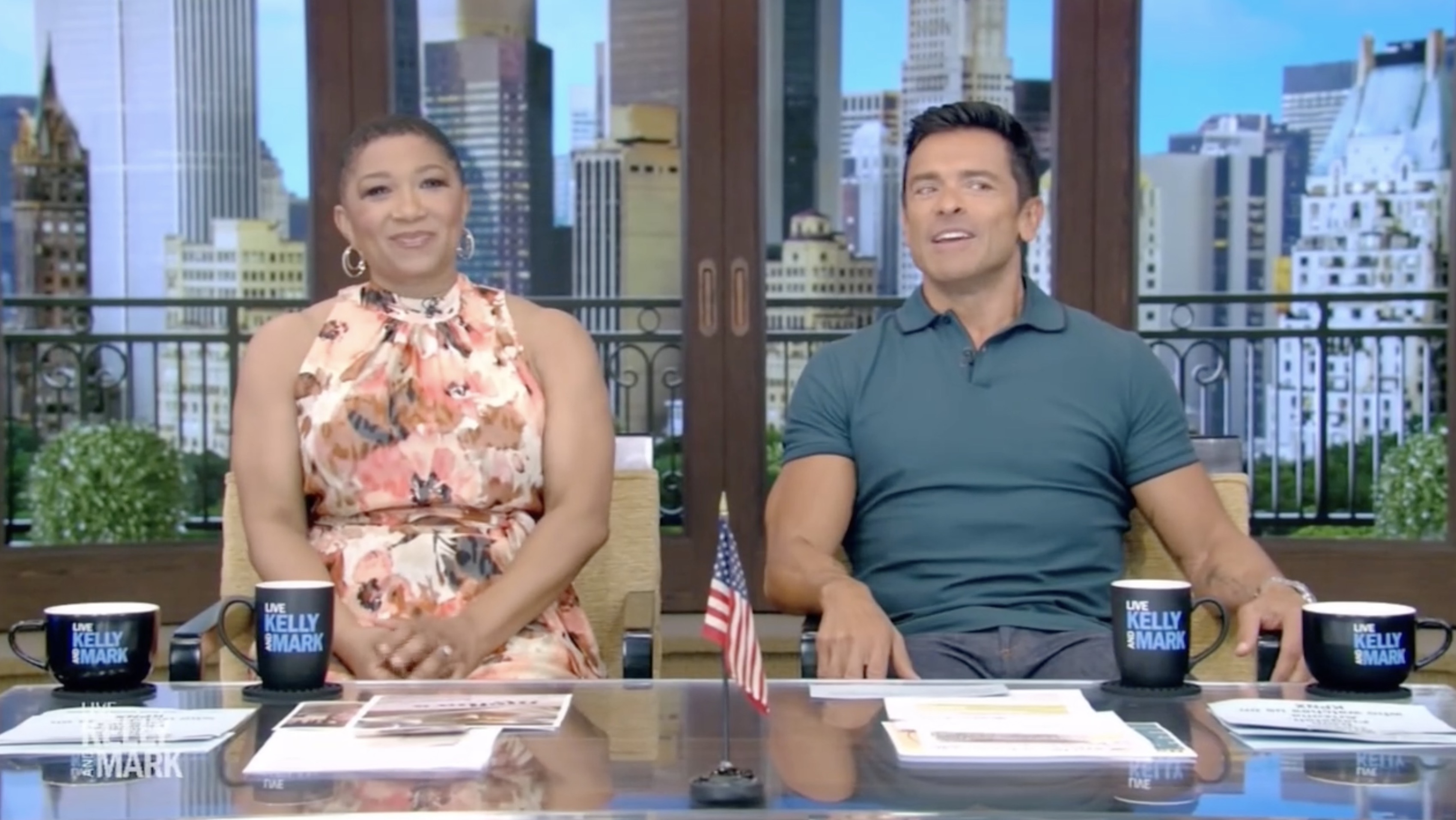 Kelly Ripa And Mark Consuelos' Temporary Studio Unveiled: Fans Weigh In Kelly Ripa And Mark Consuelos' Temporary Studio Unveiled: Fans Weigh In