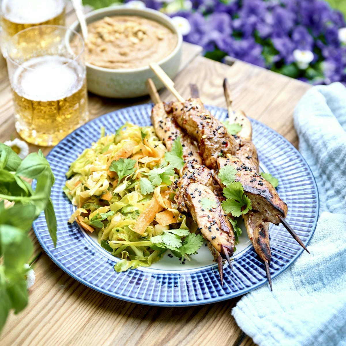 Krispiga Kycklingnuggets I Majsflingor: Recept & Asiatisk Kålsallad Krispiga Kycklingnuggets I Majsflingor: Recept & Asiatisk Kålsallad