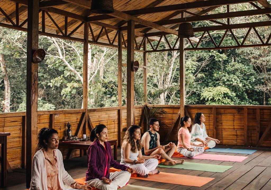 Laura Keller: Biquini E Tantra Yoga Em Retiro Espiritual Laura Keller: Biquini E Tantra Yoga Em Retiro Espiritual
