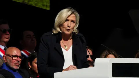 Le Pen Denounces Embezzlement Conviction As Witch Hunt At Paris Rally Le Pen Denounces Embezzlement Conviction As Witch Hunt At Paris Rally